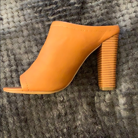 Brown leather heels - Picture 3 of 4